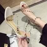 Sandali alla moda versatili con borchie, cinturino a stiletto, perfetti per completare ogni outfit con eleganza e stile unico. — foto 2