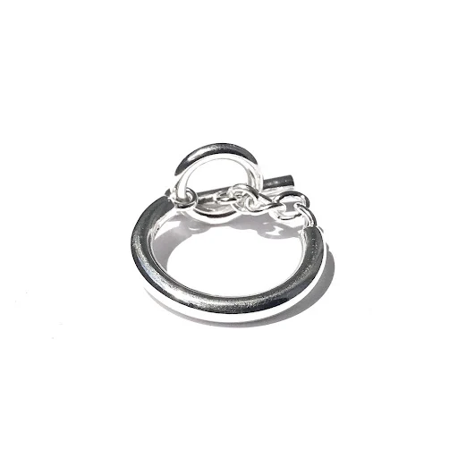 Title 7, Anel minimalista TO Buckle. Design elegante e d...