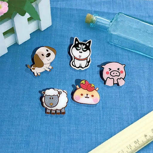 Title 6, Insignia de Dibujos Animados con Animalitos Lin...