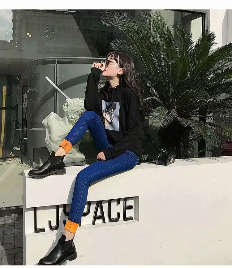 Jeans grossas femininas. Conforto e estilo para o inverno. Calças jeans de tecido grosso, ideais para os dias frios. Design que valoriza a silhueta. — foto 4