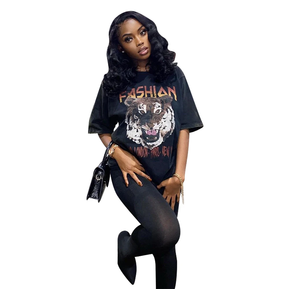 Bedrukte lange t-shirt met korte mouwen, ideaal voor een casual look. Comfortabele pasvorm, ademend materiaal en een stijlvol ontwerp voor dagelijks gebruik. — foto 2