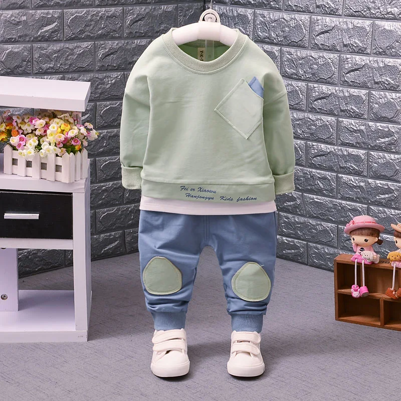 Kinder Herbstanzug Bequemer zweiteiliger Anzug für kühlere Tage. Hält Kinder warm und ermöglicht aktives Spielen im Freien. Ideal für den Herbst. — foto 4