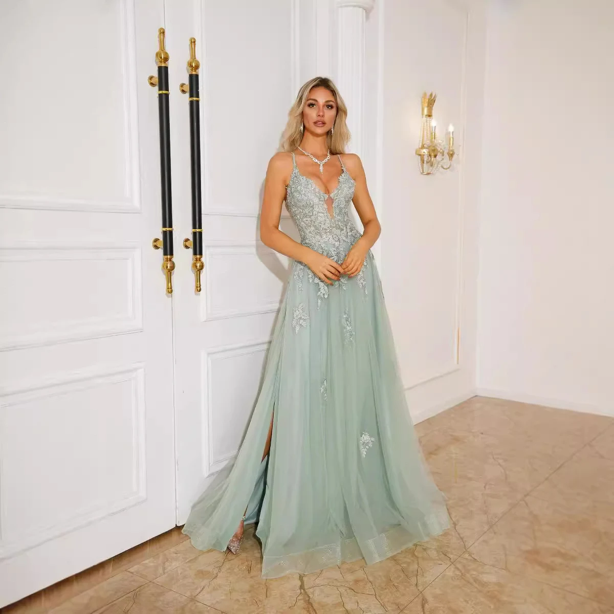 Vestido de noche para mujer, largo y con tirantes, ideal para bailar. Elegancia y comodidad para eventos especiales y noches de baile. — foto 7