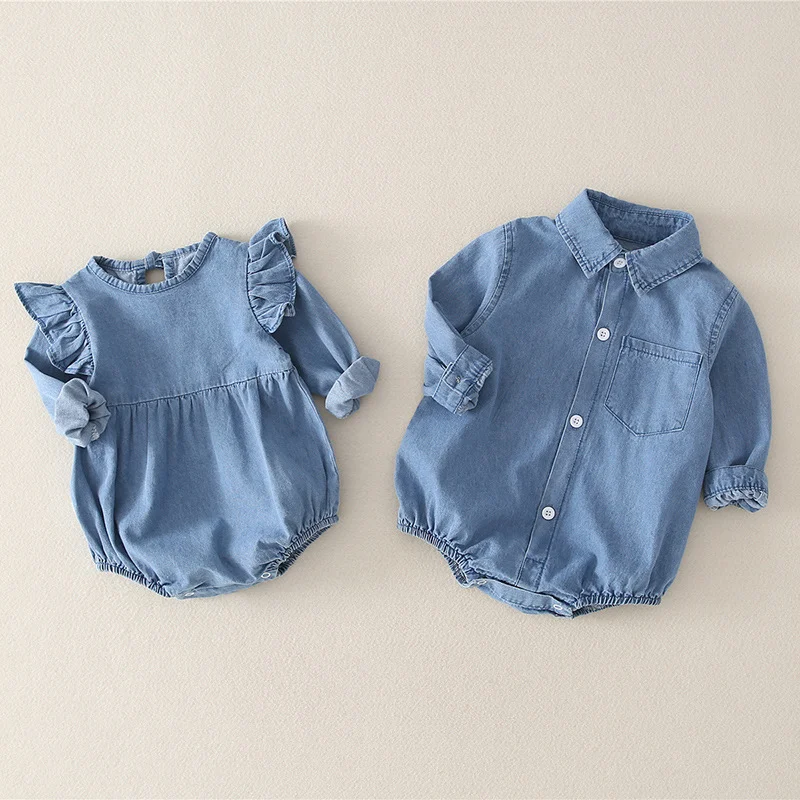 Jeans triangular para bebê menina, perfeito para escaladas e brincadeiras. Conforto e liberdade de movimento garantidos para sua pequena exploradora. — foto 1