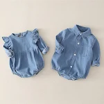 Jeans triangular para bebê menina, perfeito para escaladas e brincadeiras. Conforto e liberdade de movimento garantidos para sua pequena exploradora. — foto 1