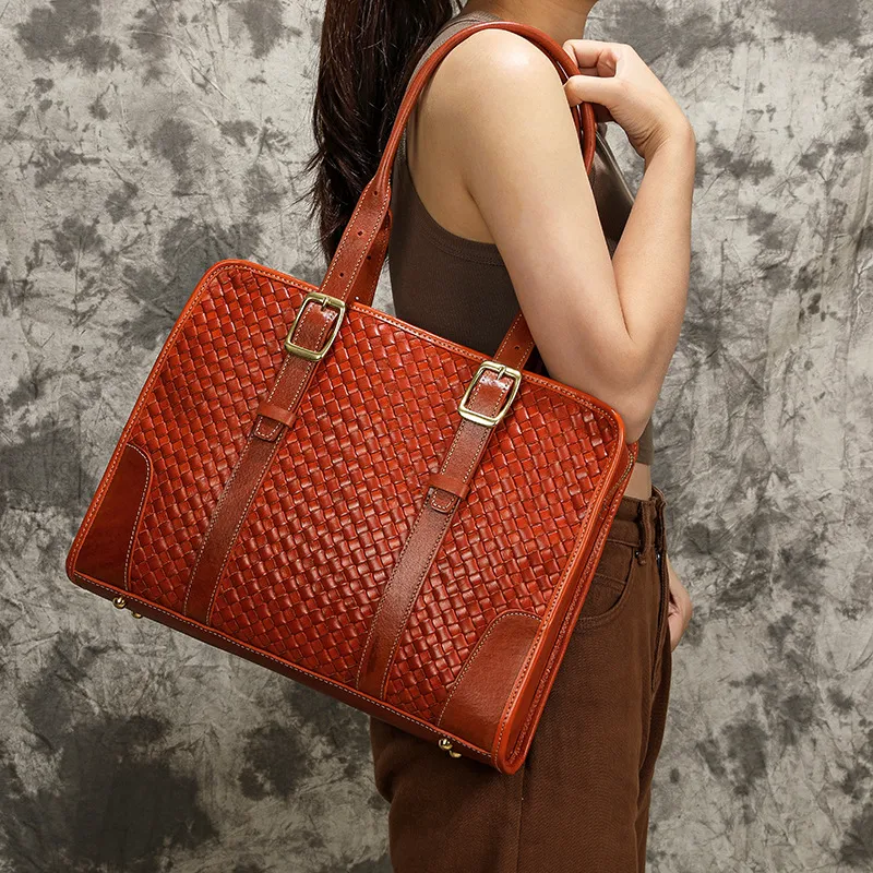 Bolsa de mão feminina tecida à mão, couro de flor integral curtido vegetal, couro de vaca, elegante e durável, ideal para uso diário e viagens. — foto 8