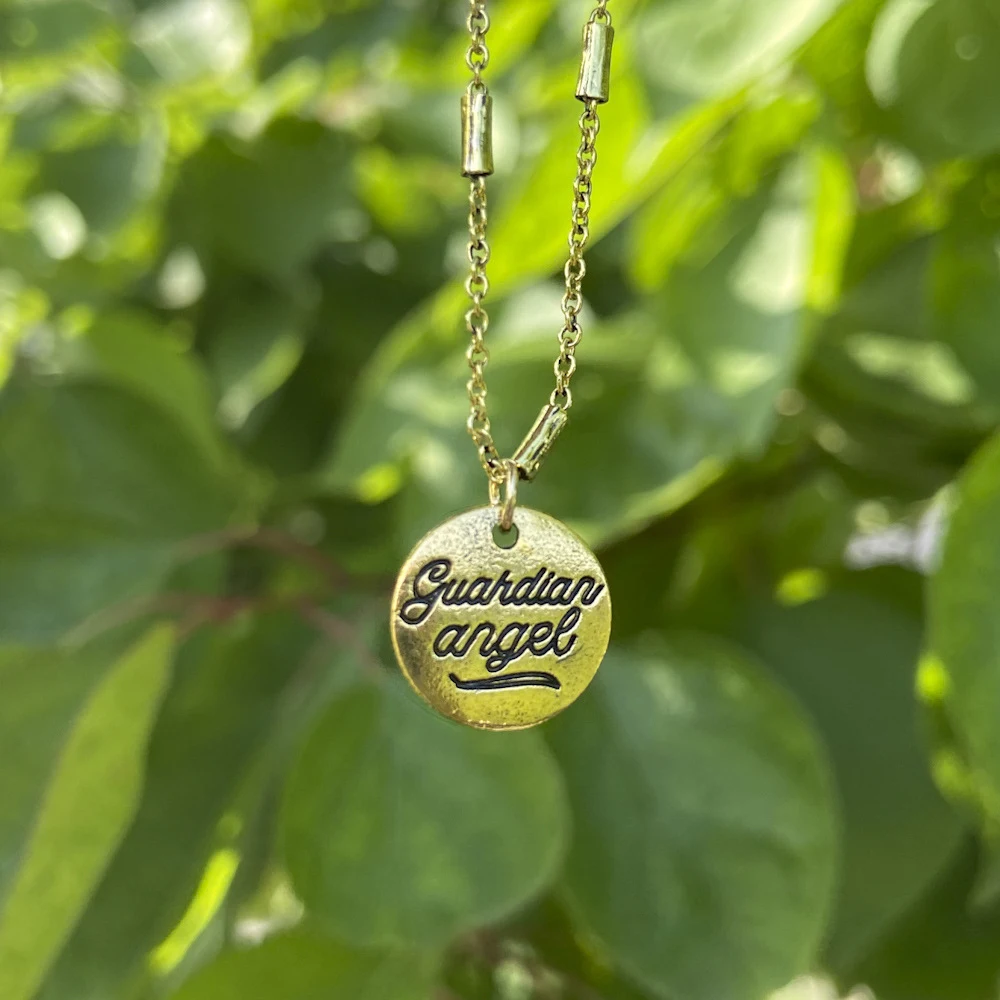 Colar Simples e Personalizado com Letra de Anjo, Moda Popular, uma joia que expressa seu estilo e ideal para presentes. — foto 2