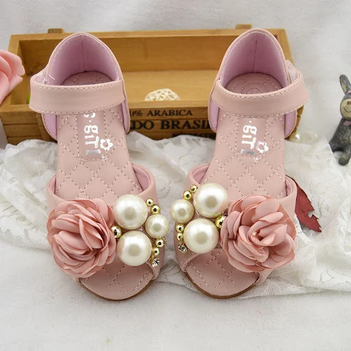 Title 5, Sapatos de princesa com solas macias e sandália...
