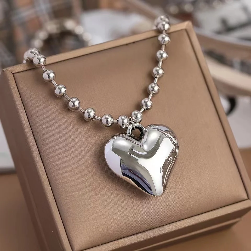 Colar com pingente de amor fashion, perfeito para qualquer roupa. Um acessório versátil e elegante que combina com tudo, expresse seu amor. — foto 1