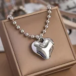 Colar com pingente de amor fashion, perfeito para qualquer roupa. Um acessório versátil e elegante que combina com tudo, expresse seu amor. — foto 1