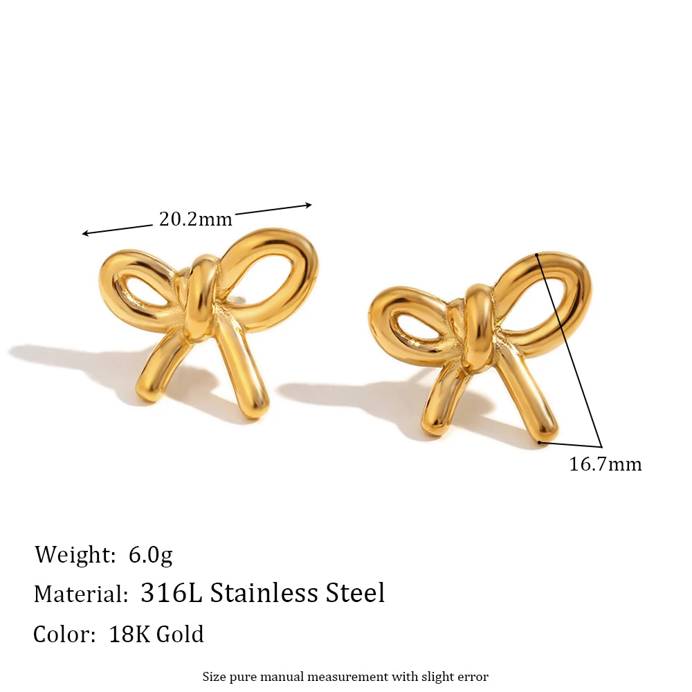 Brincos de botão laço brilhante aço inoxidável com banho de ouro 18K. Adicione um toque sofisticado ao seu visual! — foto 11