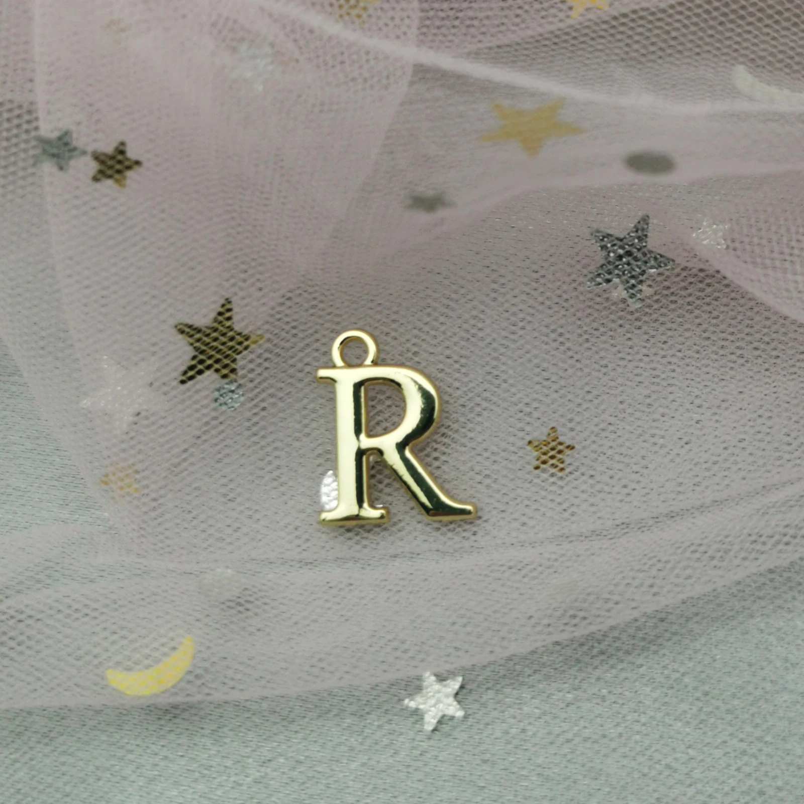 Acessórios de letras para pendurar, com banho e materiais artesanais. Decore com estilo, personalize espaços e crie peças únicas. — foto 4
