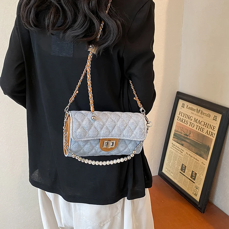 Bolsa feminina com corrente e padrão losango estilo Chanel, chique e sofisticada. Ideal para adicionar elegância a qualquer look. — foto 2