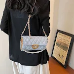 Bolsa feminina com corrente e padrão losango estilo Chanel, chique e sofisticada. Ideal para adicionar elegância a qualquer look. — foto 2