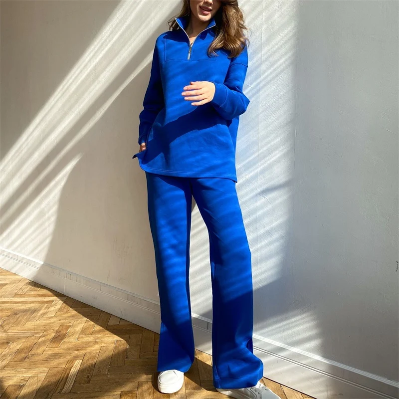 Completo donna autunno inverno, nuovo stile alla moda con zip, composto da maglione e pantaloni. Perfetto per un look elegante e confortevole. — foto 11