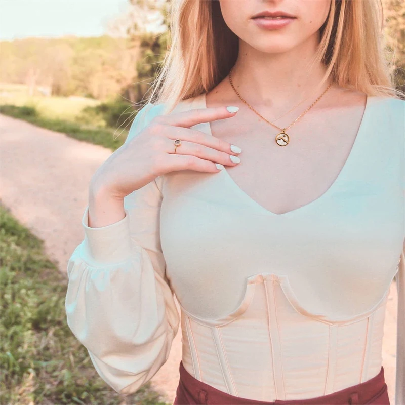 Colar de aço inoxidável com semente de mostarda e concha, um acessório elegante e durável para um visual moderno e natural, perfeito para qualquer ocasião. — foto 3