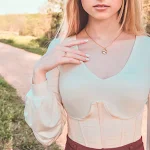 Colar de aço inoxidável com semente de mostarda e concha, um acessório elegante e durável para um visual moderno e natural, perfeito para qualquer ocasião. — foto 3