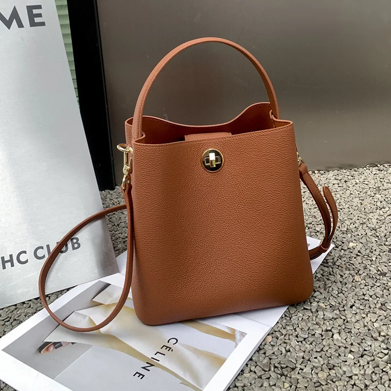 Bolsa mensageiro de couro bovino de primeira camada com seleção rigorosa, grande capacidade, luxo leve. Perfeita para o dia a dia e viagens. — foto 9