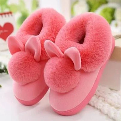 Bolsa de invierno para el hogar de mujer con zapatillas de algodón para una comodidad cálida y relajante dentro de casa, perfecta para el invierno. — foto 3