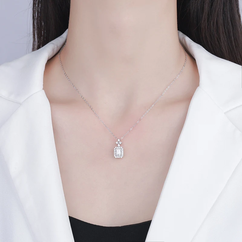 Colar feminino com pingente retangular, corrente clavícula de moda luxuosa e acessível. Adicione elegância ao seu visual com este acessório. — foto 9