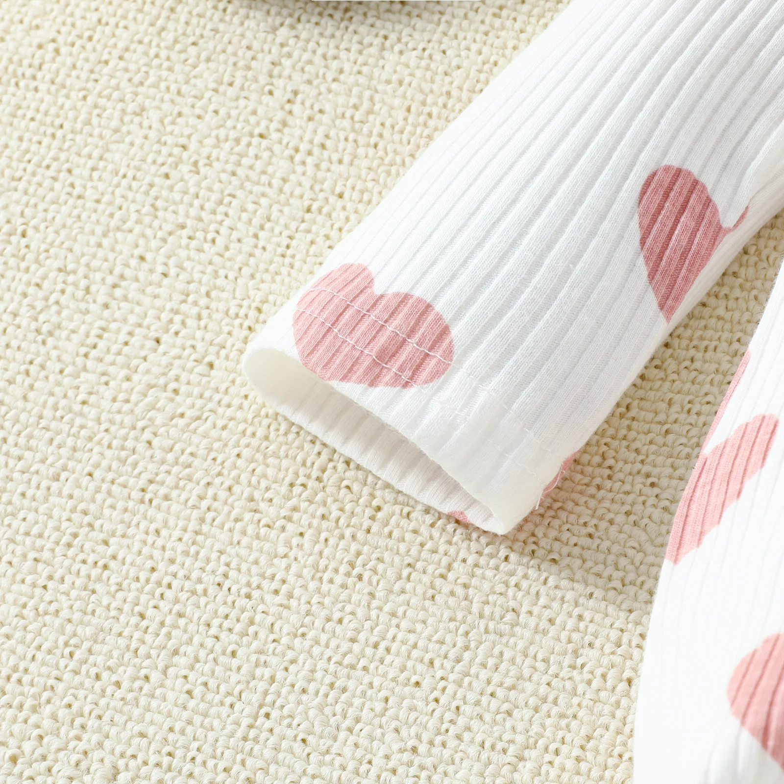 Macacão de Dia dos Namorados para Bebê Menina Primavera com estampa de coração, perfeito para o conforto e amor. — foto 18