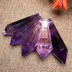 Colar pingente com ponta única de ametista de cristal natural roxo e amarelo. Adicione elegância e equilíbrio ao seu visual diário. — foto 12
