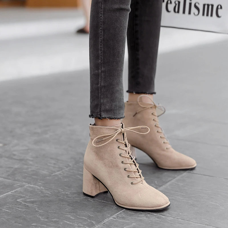 Britse stijl Martin boots met vierkante neus, dikke hak en veters. Perfect voor een stijlvolle en comfortabele look. — foto 4