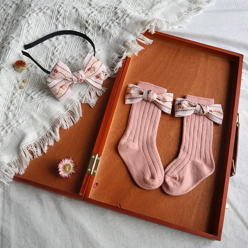 Conjunto espanhol para bebê, ideal para recém-nascidos e 1 ano, com laço, tiara, meias, e perfeito para fotos memoráveis e presente. — foto 2