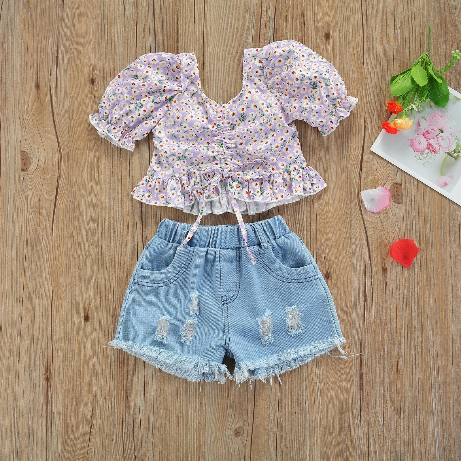 Conjunto infantil fashion, simples, com mangas curtas, estampa floral e shorts jeans. Perfeito para o verão, confortável e estiloso. — foto 12
