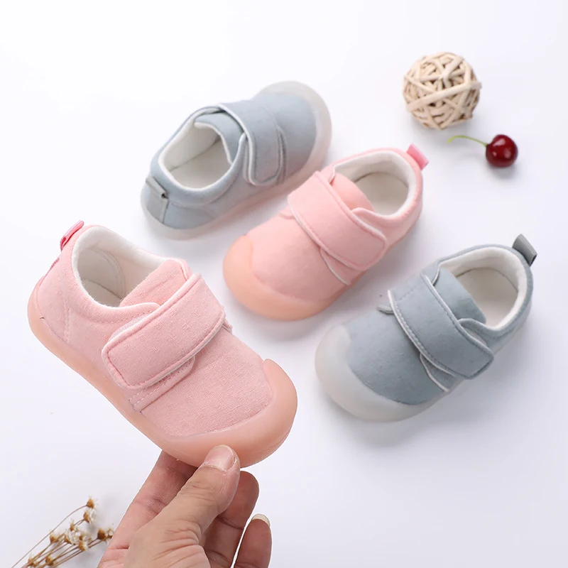 Herbstliche neue Sportschuhe für Babys, weiche Sohle, rutschfest, für Kleinkinder, ideal für sicheres Laufen und Spielen. — foto 3