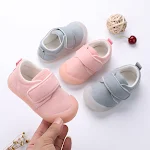 Herbstliche neue Sportschuhe für Babys, weiche Sohle, rutschfest, für Kleinkinder, ideal für sicheres Laufen und Spielen. — foto 3