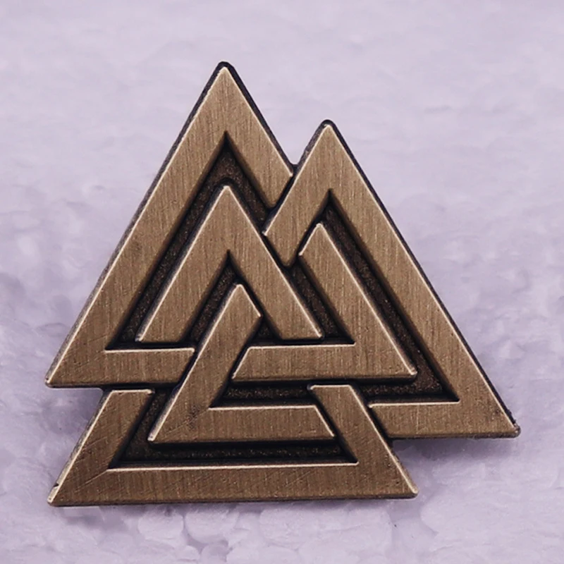 Broche con símbolo de triángulo de personalidad de moda para un estilo único. Destaca tu individualidad con este accesorio elegante. — foto 5