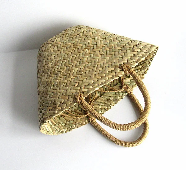 Portable Straw Bag Braided Diagonal Triangle In Grass design, perfect for beach, shopping, and summer style, lightweight — photo 2