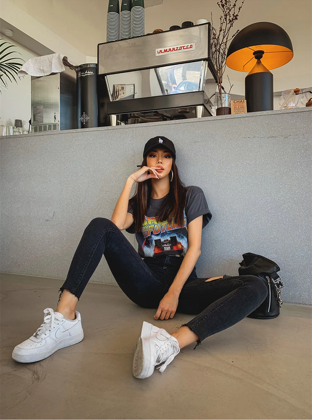 Calça jeans sexy, com elasticidade, barra desfiada e rasgos nos pés, para um visual moderno e confortável que valoriza o corpo. — foto 2