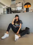 Calça jeans sexy, com elasticidade, barra desfiada e rasgos nos pés, para um visual moderno e confortável que valoriza o corpo. — foto 2