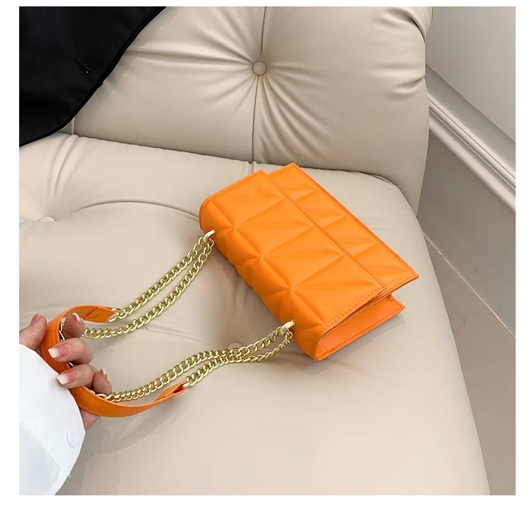 Bolsa Pequena Quadrada Fashion com Corrente Transversal, Perfeita para um Look Moderno e Levar seus Essenciais com Estilo — foto 14