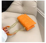 Bolsa Pequena Quadrada Fashion com Corrente Transversal, Perfeita para um Look Moderno e Levar seus Essenciais com Estilo — foto 14