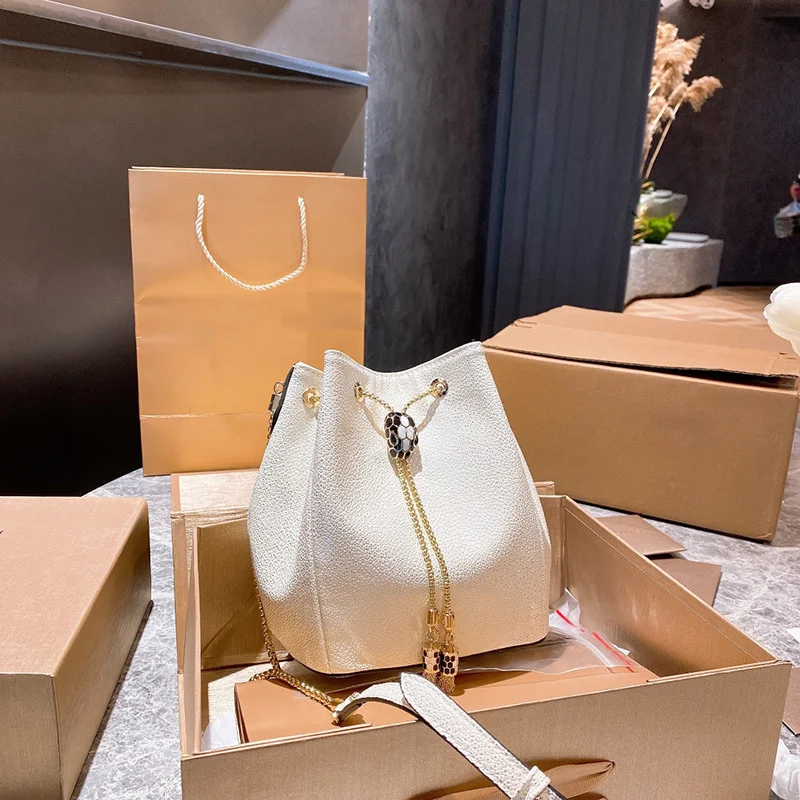 Klassieke emmer-tas voor dames met geëmailleerde slangenkop. Stijlvol en praktisch, perfect om je essentials in mee te nemen met flair. — foto 1