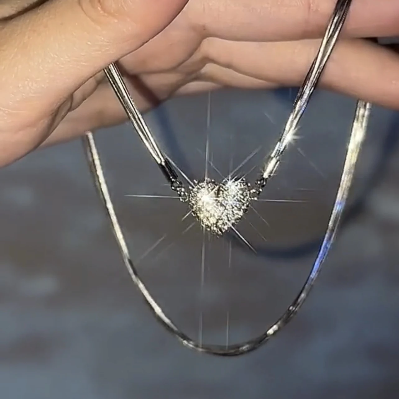 Colar magnético de diamante completo em forma de coração, brilho deslumbrante e fecho seguro. Presente perfeito para ela. — foto 14
