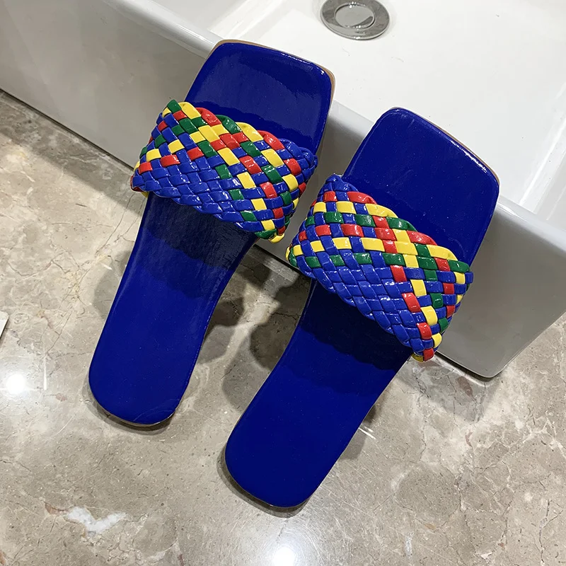 Zapatos de mujer estilo urbano con bloques de color. Diseño moderno y llamativo, ideales para combinar con tu ropa de calle. Comodidad y estilo. — foto 4