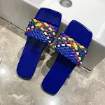 Zapatos de mujer estilo urbano con bloques de color. Diseño moderno y llamativo, ideales para combinar con tu ropa de calle. Comodidad y estilo. — foto 4