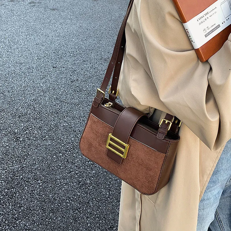 Bolsa de ombro casual de moda, simples, retrô europeia e americana, para carregar na mão. Perfeita para estilo e praticidade diários — foto 12