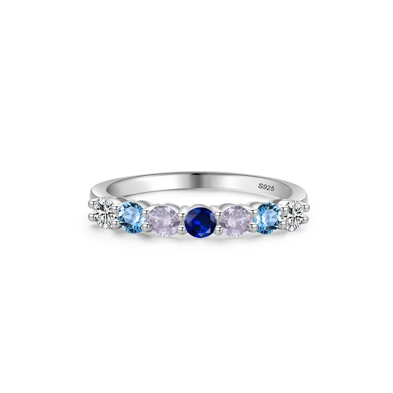Anel feminino com fileira de diamantes em prata esterlina, casual e elegante. Perfeito para looks diários ou ocasiões especiais, brilho sutil. — foto 3