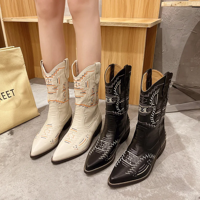 Title 1, Cowboy Boots mit spitzer Zehenpartie und dickem...