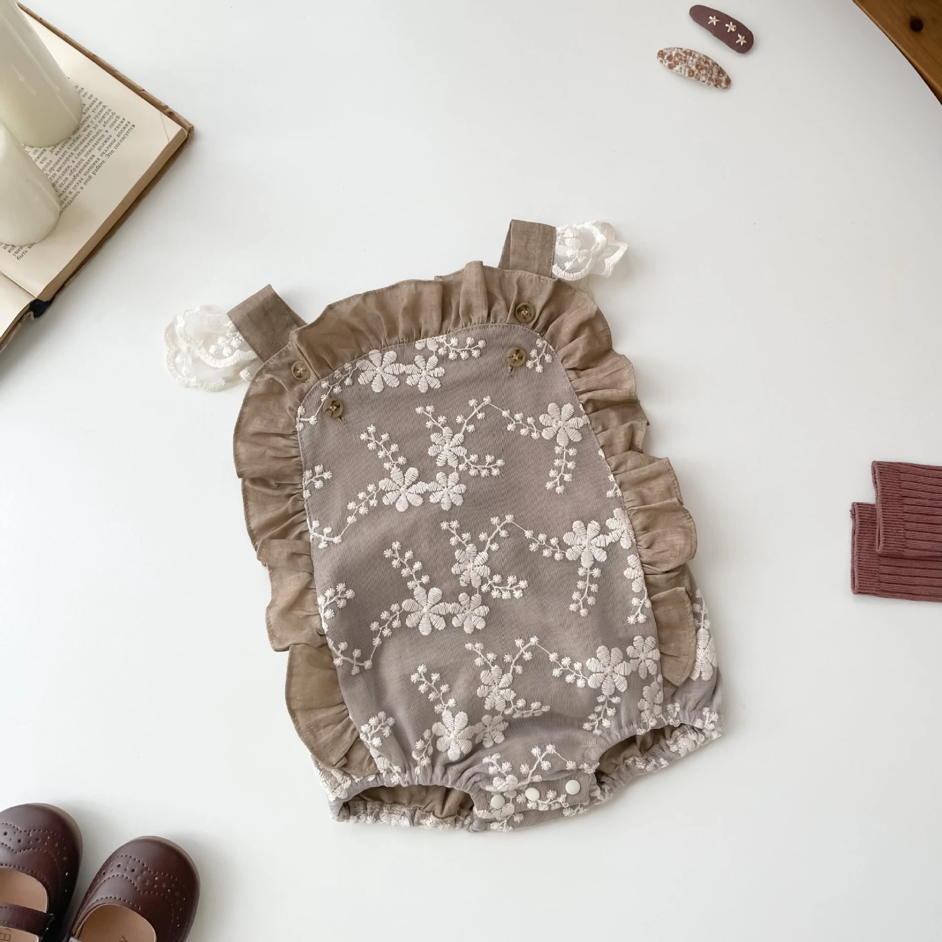 Spitzen Trägerhose für Baby Mädchen bezaubernd und bequem, ideal für besondere Anlässe, perfekt für Frühling und Sommer, leicht und luftig — foto 3
