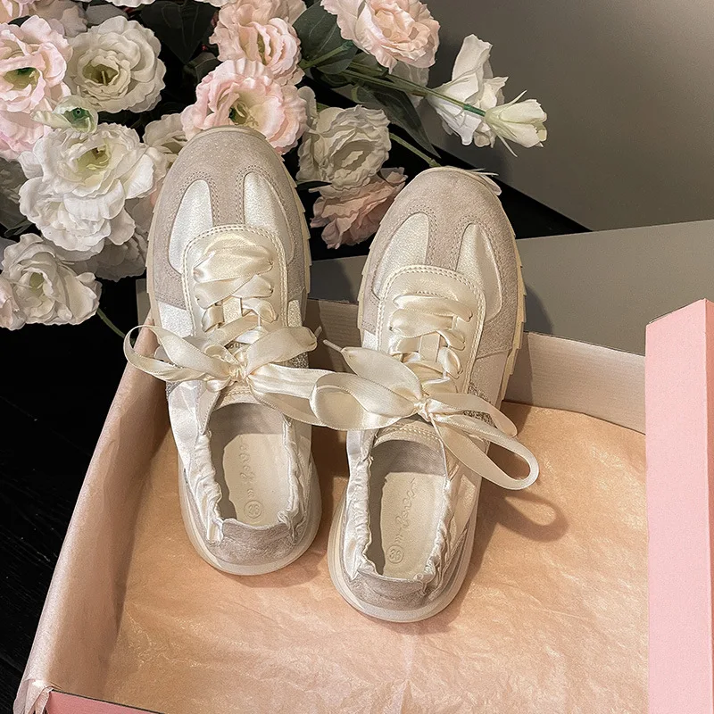 Retro jogging sneaker met platte zool en ademend ontwerp. Comfortabele hardloopschoen met stijlvolle stiksels voor optimale prestaties en draagcomfort. — foto 4