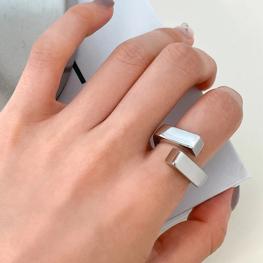 Title 7, Anel com design moderno para dedo indicador est...