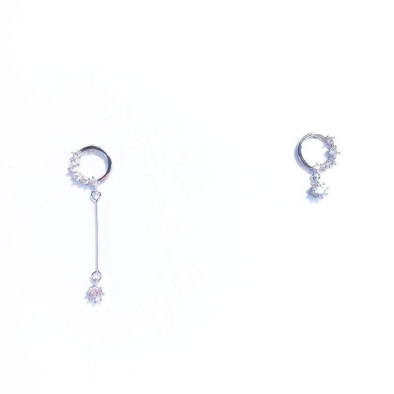 Pendientes asimétricos modernos para mujer, un accesorio elegante y único. Destaca con estos aretes con diseño asimétrico, ideales para cualquier ocasión. — foto 3
