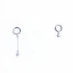 Pendientes asimétricos modernos para mujer, un accesorio elegante y único. Destaca con estos aretes con diseño asimétrico, ideales para cualquier ocasión. — foto 3