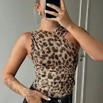 Macacão feminino com estampa de leopardo, ajuste fino, camiseta. Combine estilo e conforto em uma peça única. Perfeito para looks modernos e charmosos. — foto 9